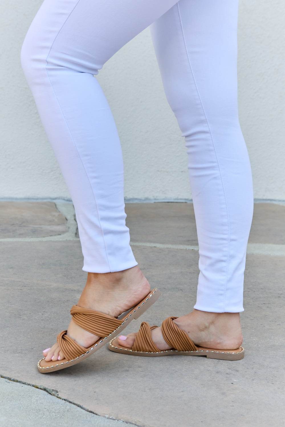 Qupid Summertime Fine Double Strap Twist Sandals - Hovatok