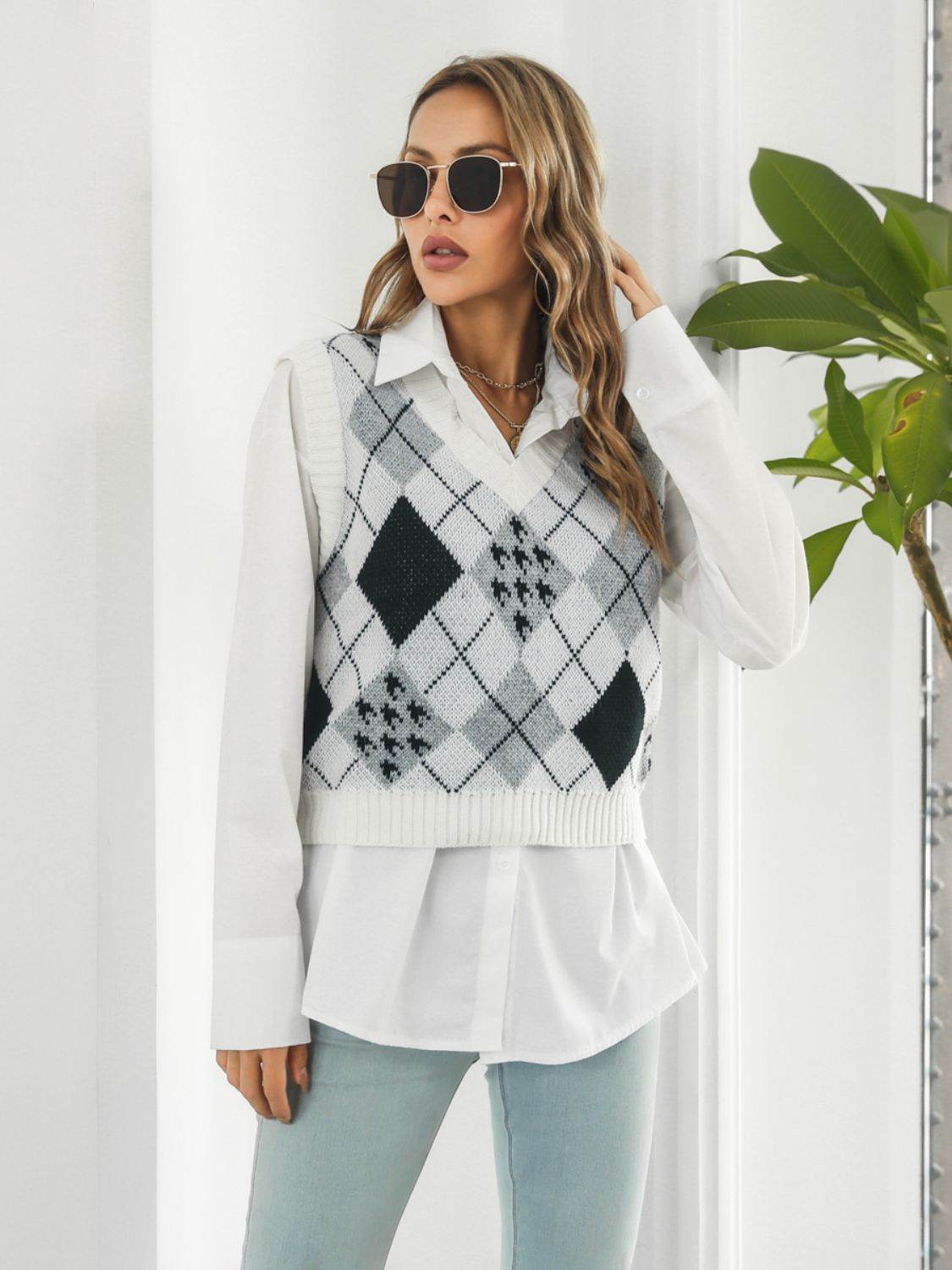 V-Neck Plaid Sweater Vest - Hovatok