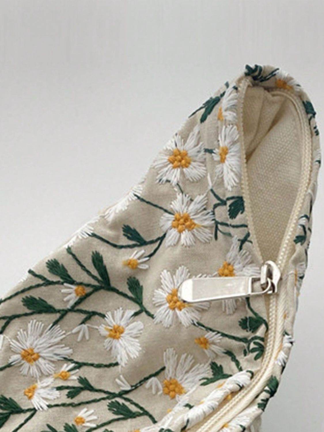 Daisy Embroidered Cosmetic Pouch - Hovatok