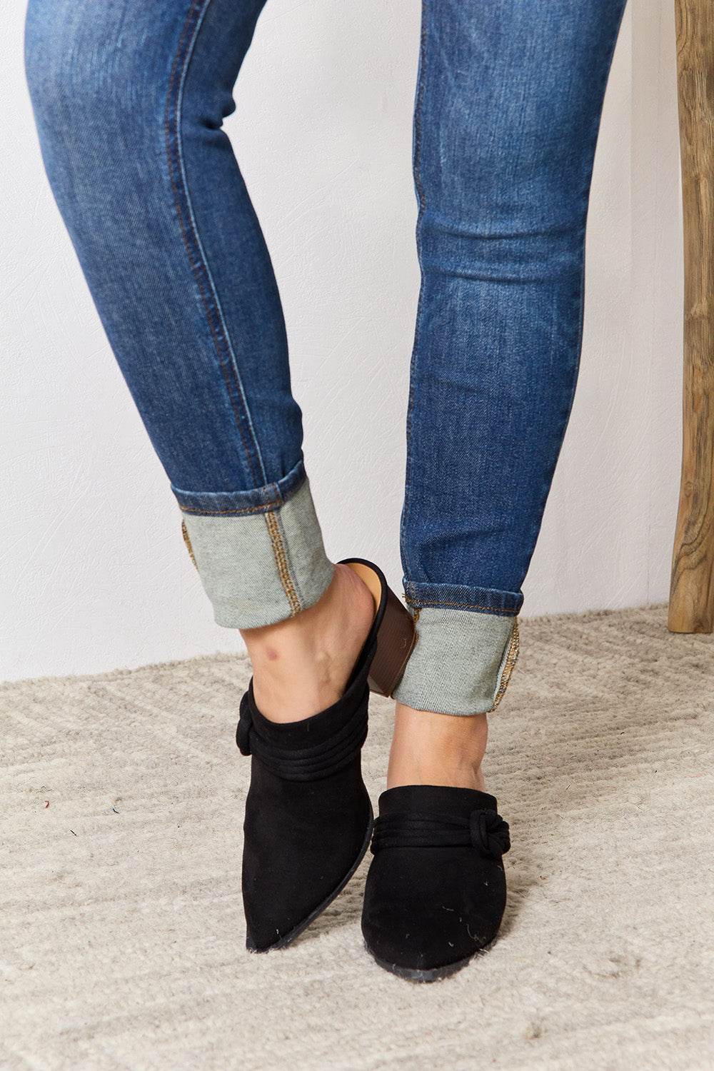 East Lion Corp Pointed-Toe Braided Trim Mules - Hovatok