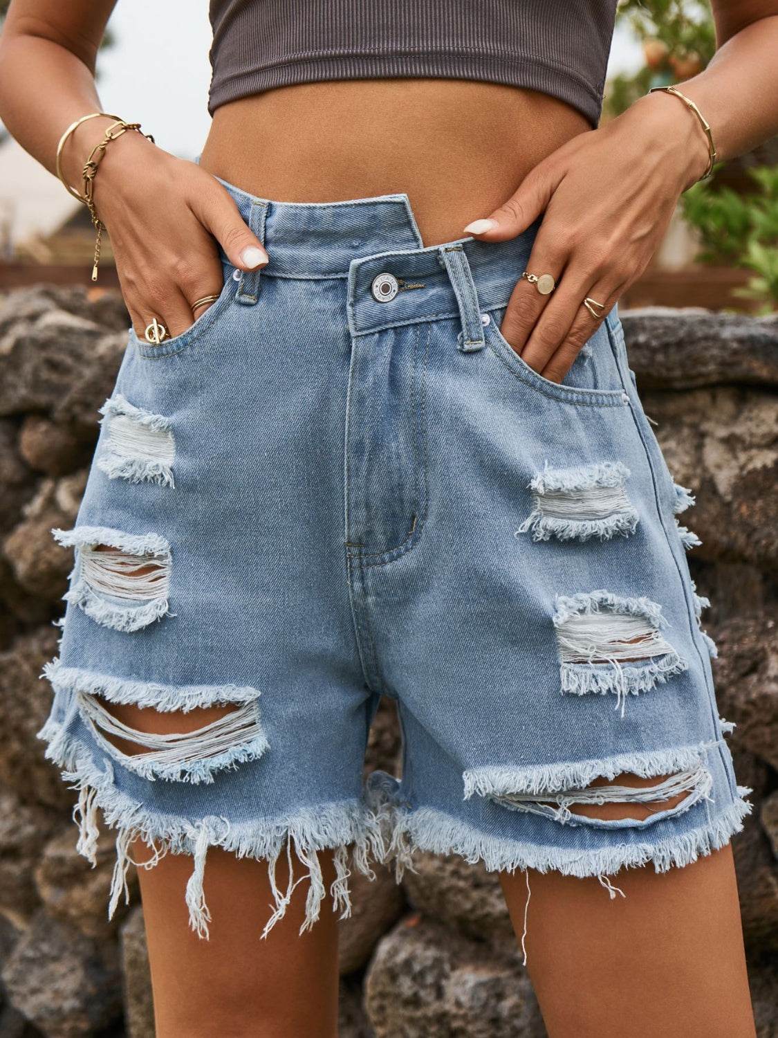 Distressed Raw Hem Denim Shorts - Hovatok
