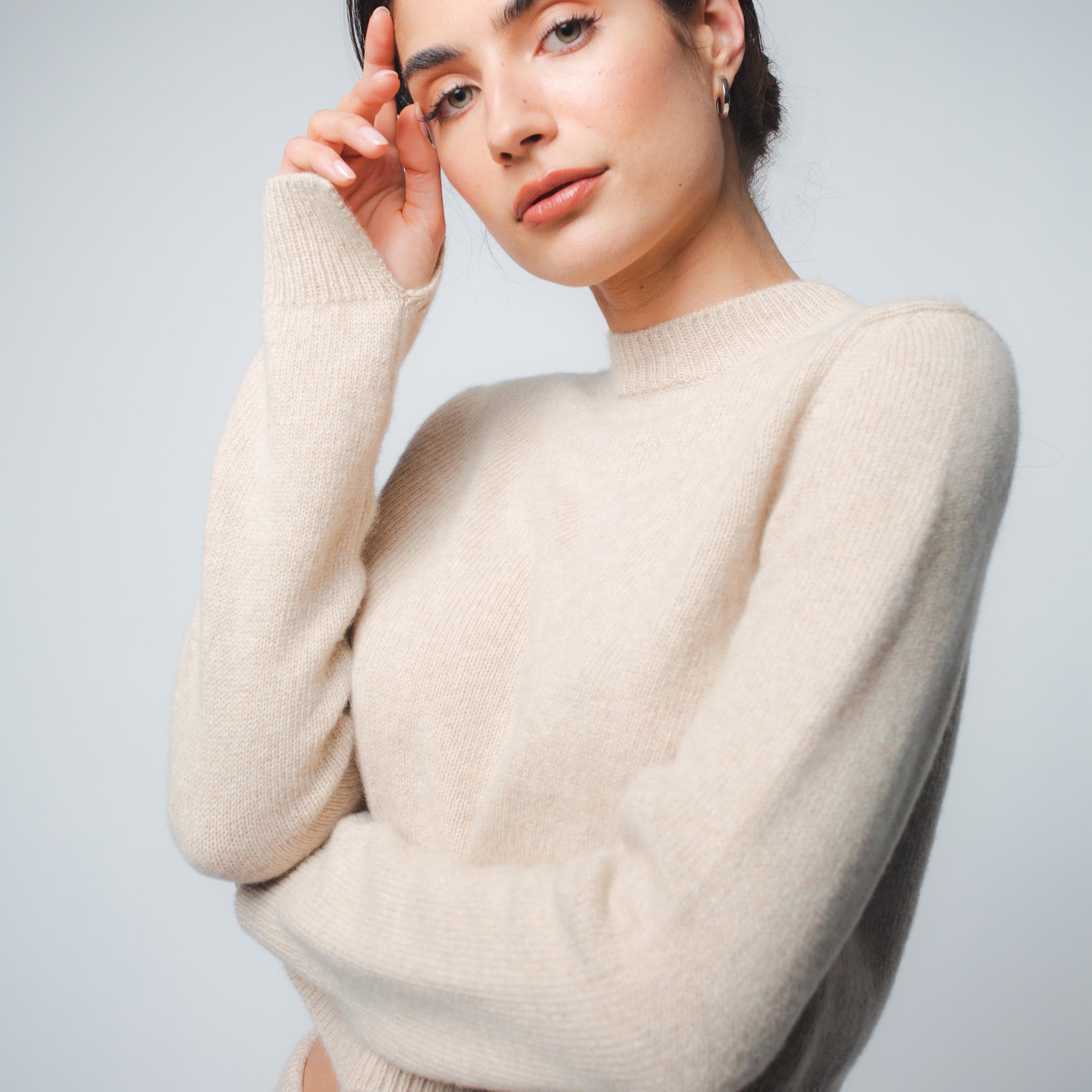 ZOE CROPPED CASHMERE PULLOVER IN SAND
