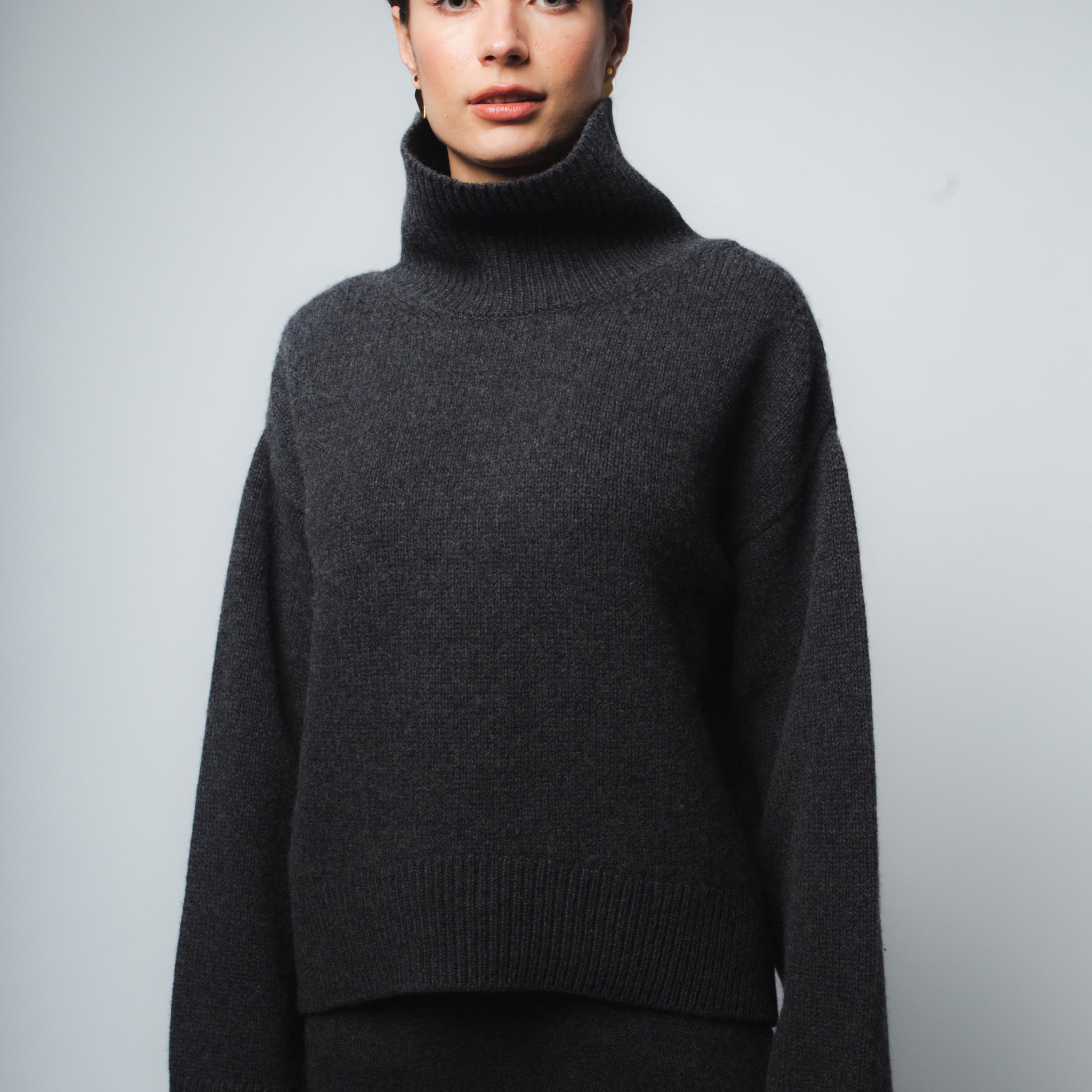 CIO DROPPED SHOULDER CASHMERE PULLOVER IN ANTHRACITE