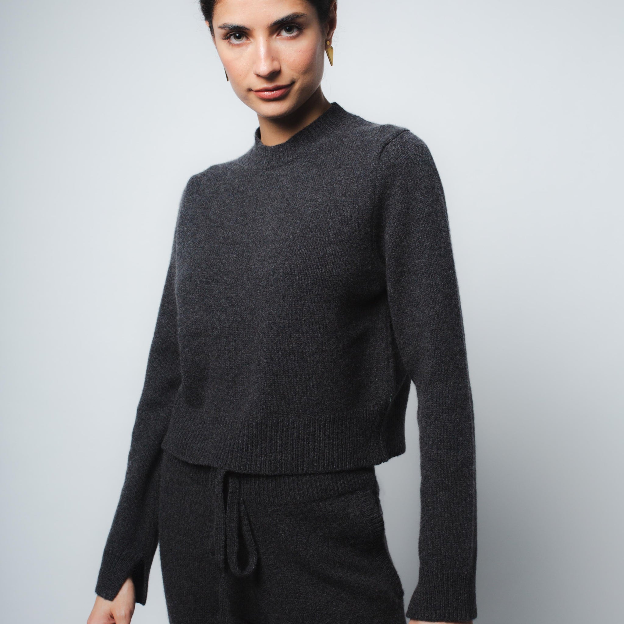 ZOE CROPPED CASHMERE PULLOVER IN ANTHRACITE