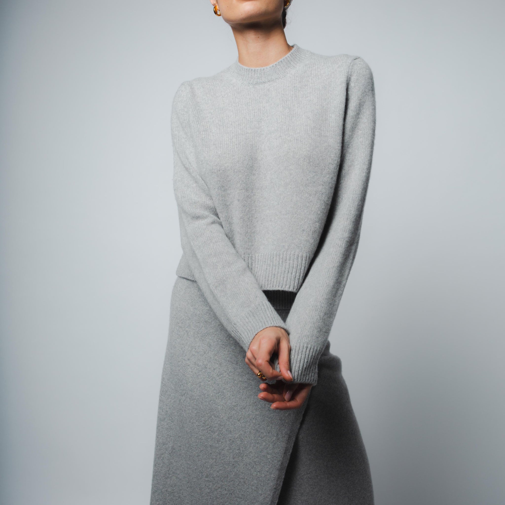 ZOE CROPPED CASHMERE PULLOVER IN HEATHER GREY