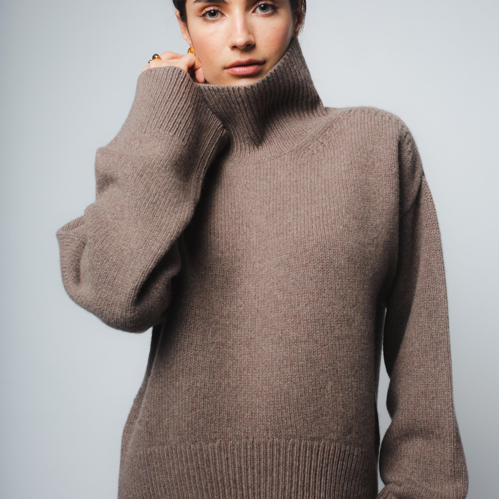 CIO DROPPED SHOULDER CASHMERE PULLOVER IN CHESTNUT