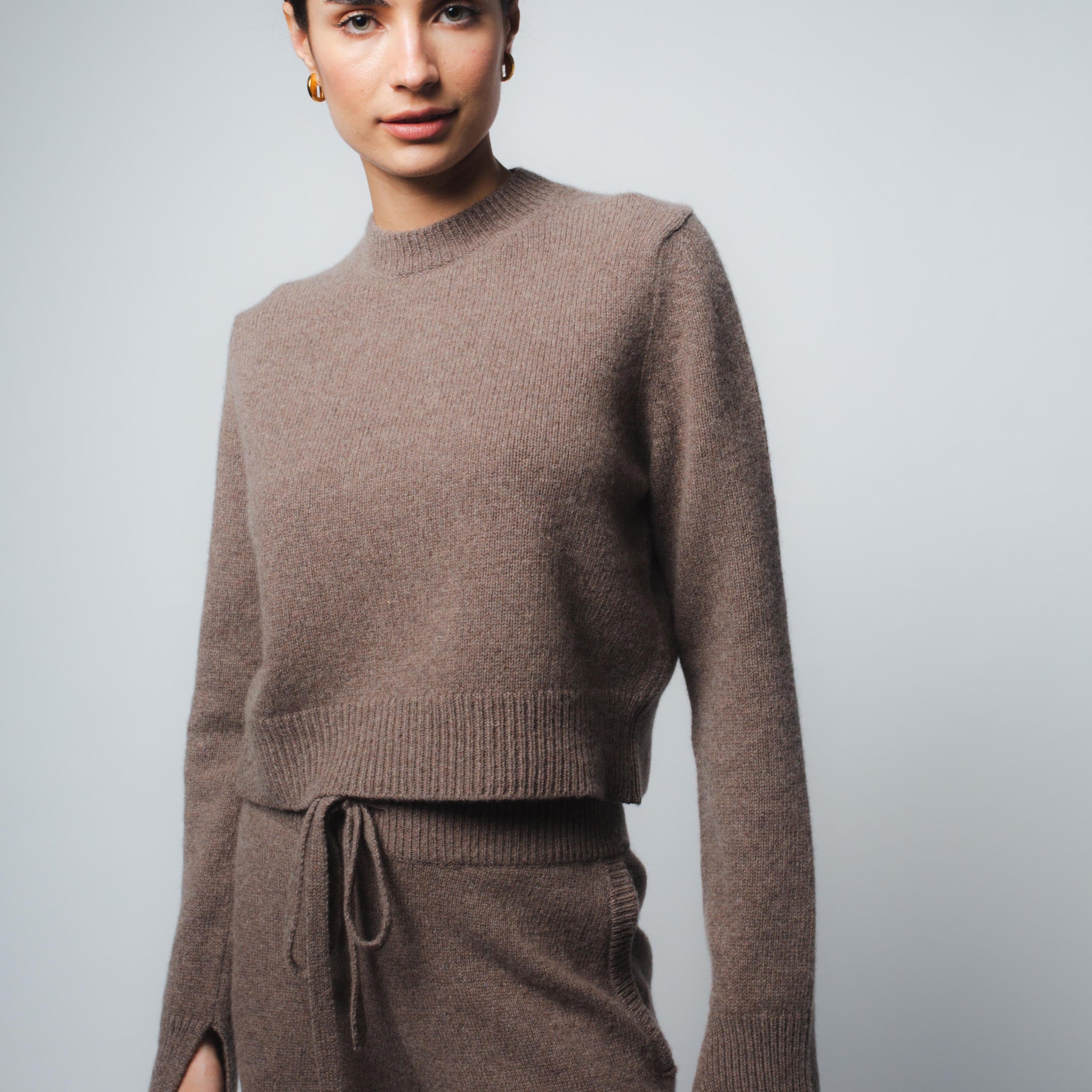 ZOE CROPPED CASHMERE PULLOVER IN CHESTNUT