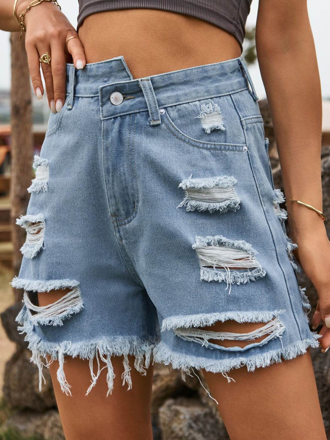 Distressed Raw Hem Denim Shorts - Hovatok