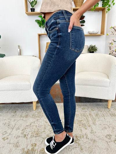 Judy Blue Full Size Classic Handsand Skinny Jeans - Hovatok
