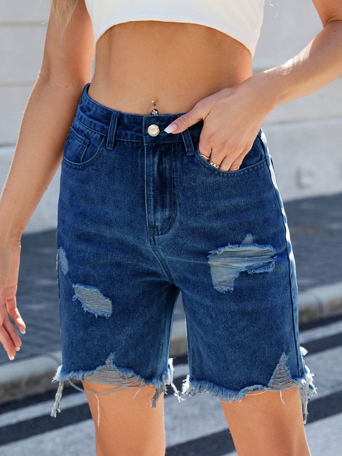 Distressed Raw Hem Denim Shorts - Hovatok