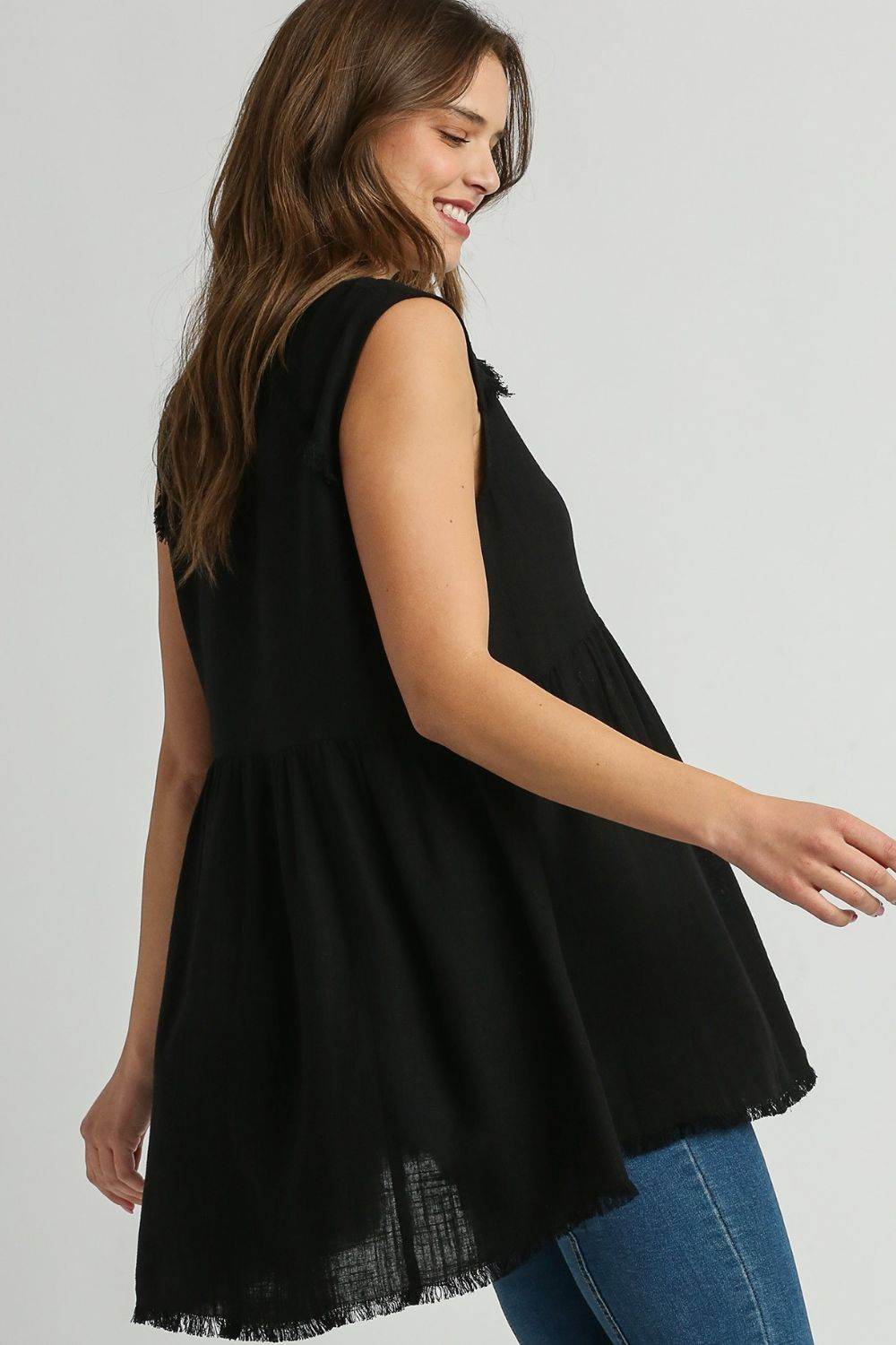 Umgee Full Size Raw Hem Linen Round Neck Sleeveless Top Plus Size - Hovatok
