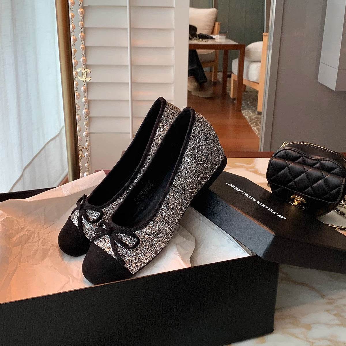 Bow Contrast Sequin Round Toe Slip-Ons - Hovatok