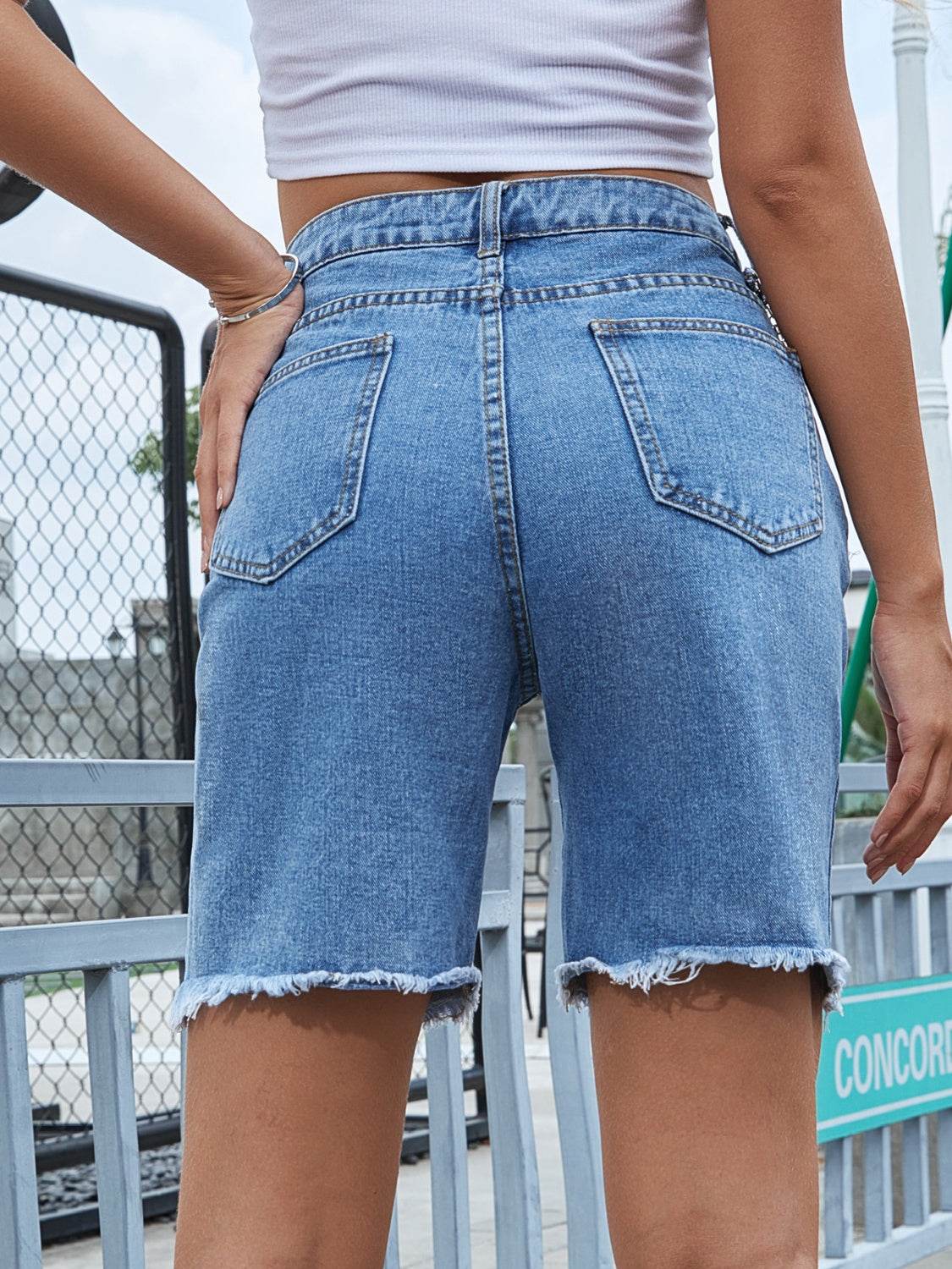 Distressed Raw Hem Denim Shorts - Hovatok