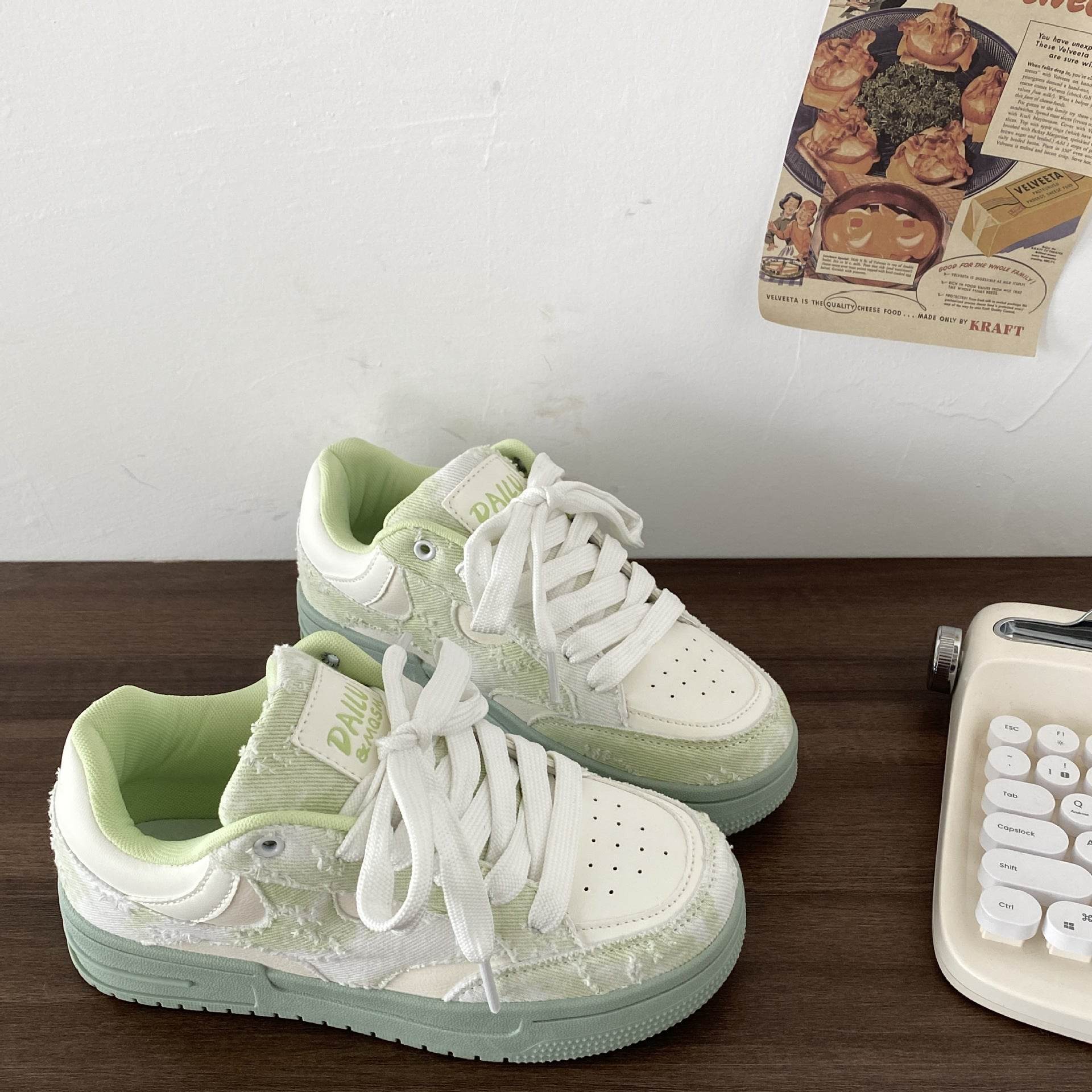 Lace Up Round Toe Platform Sneakers - Hovatok