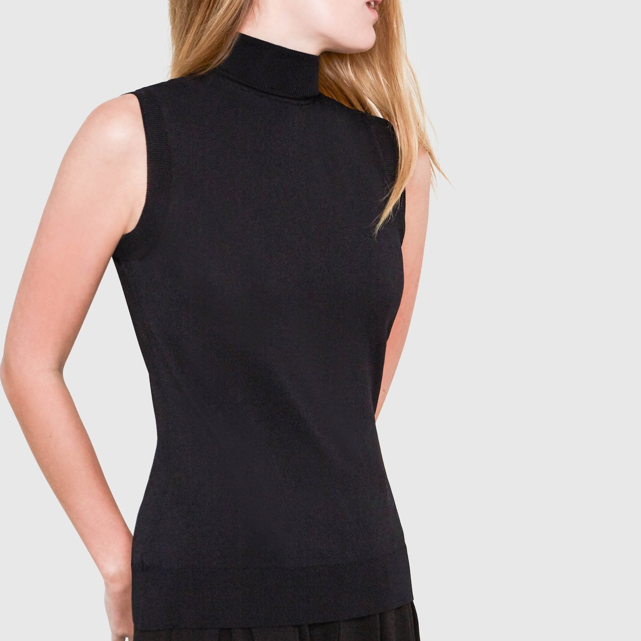 HEPBURN SLEEVELESS VISCOSE SWEATER IN BLACK