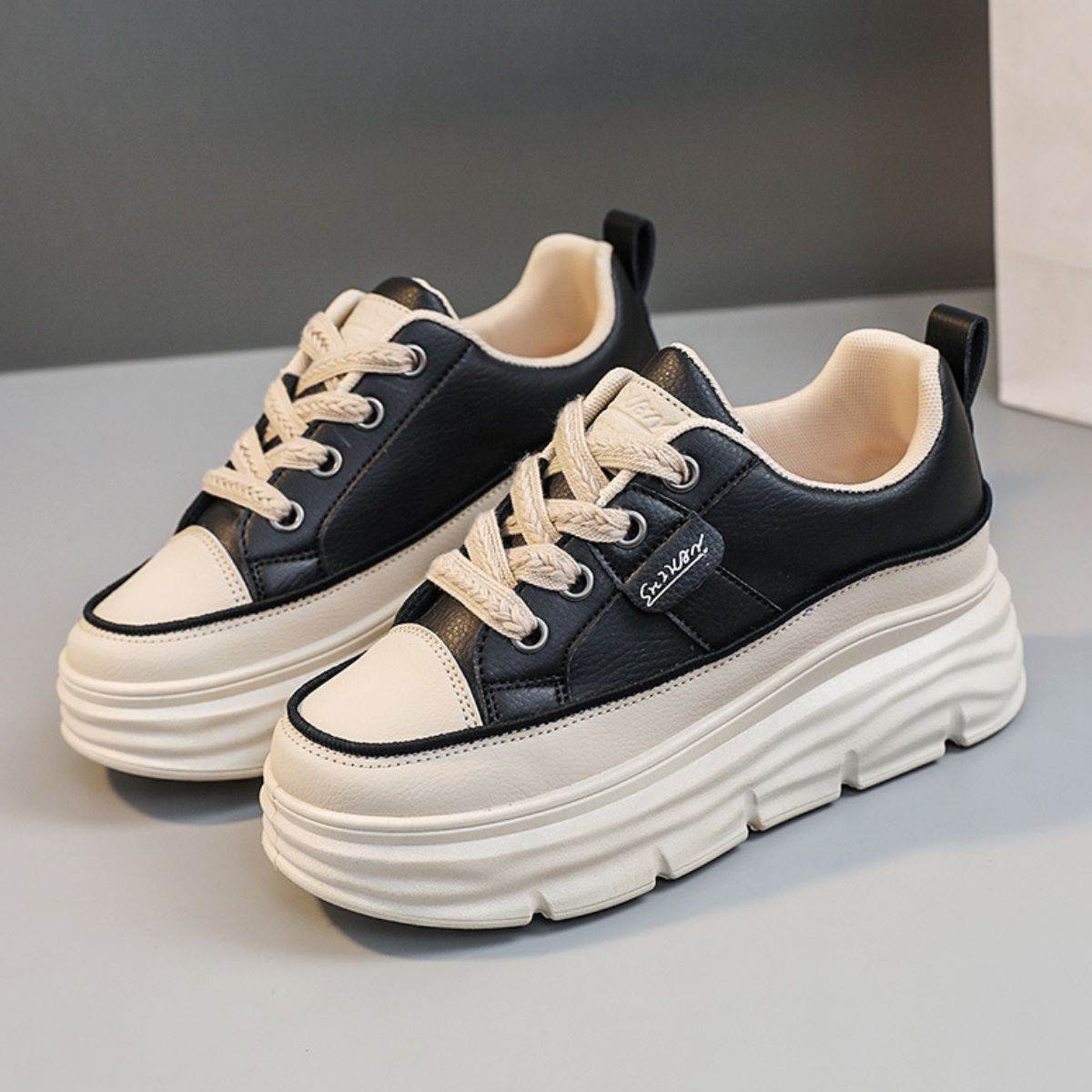 Lace Up Round Toe Platform Sneakers - Hovatok
