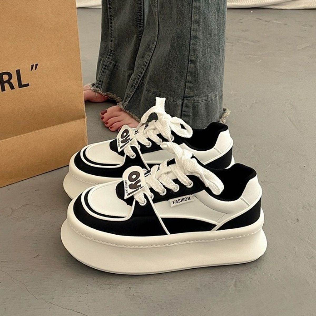 Lace Up Round Toe Platform Sneakers - Hovatok