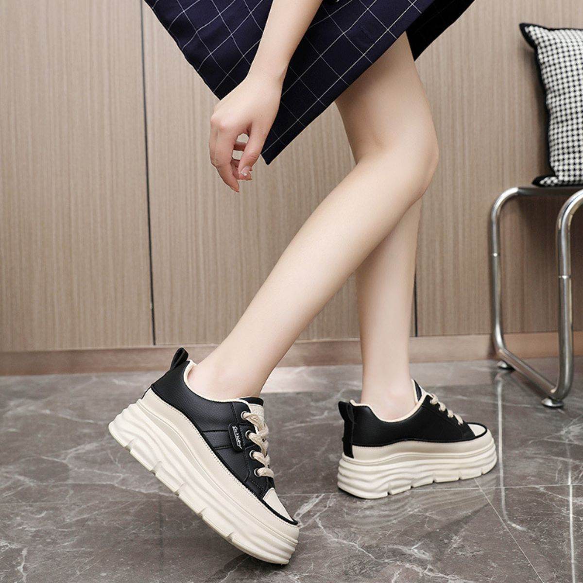 Lace Up Round Toe Platform Sneakers - Hovatok