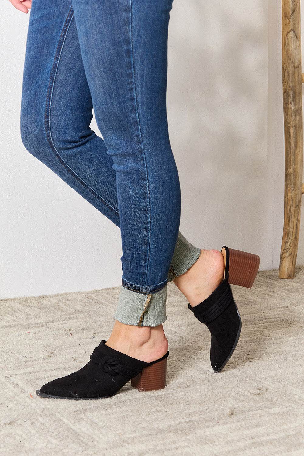 East Lion Corp Pointed-Toe Braided Trim Mules - Hovatok