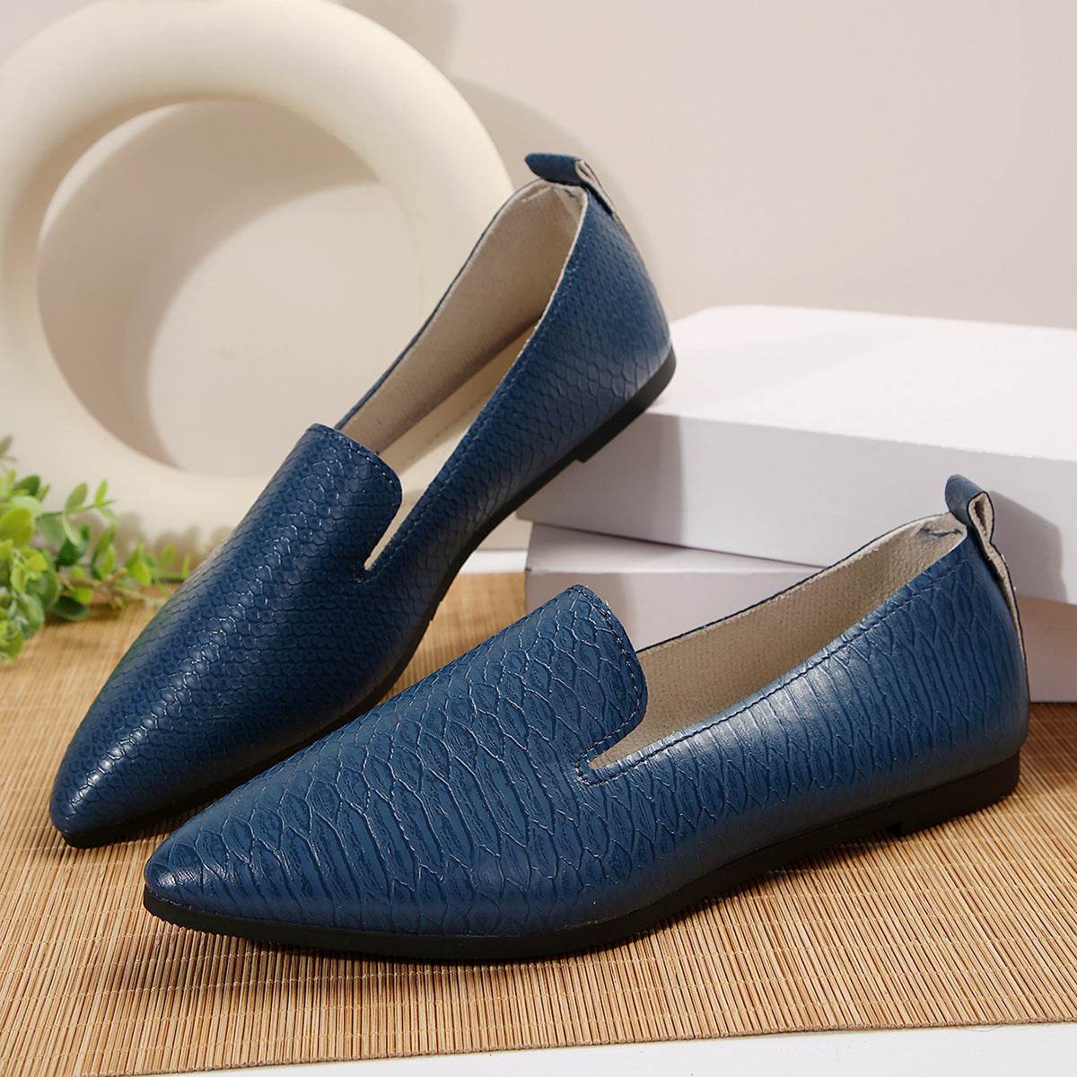 Snake Print Pointed Toe Slip-Ons - Hovatok