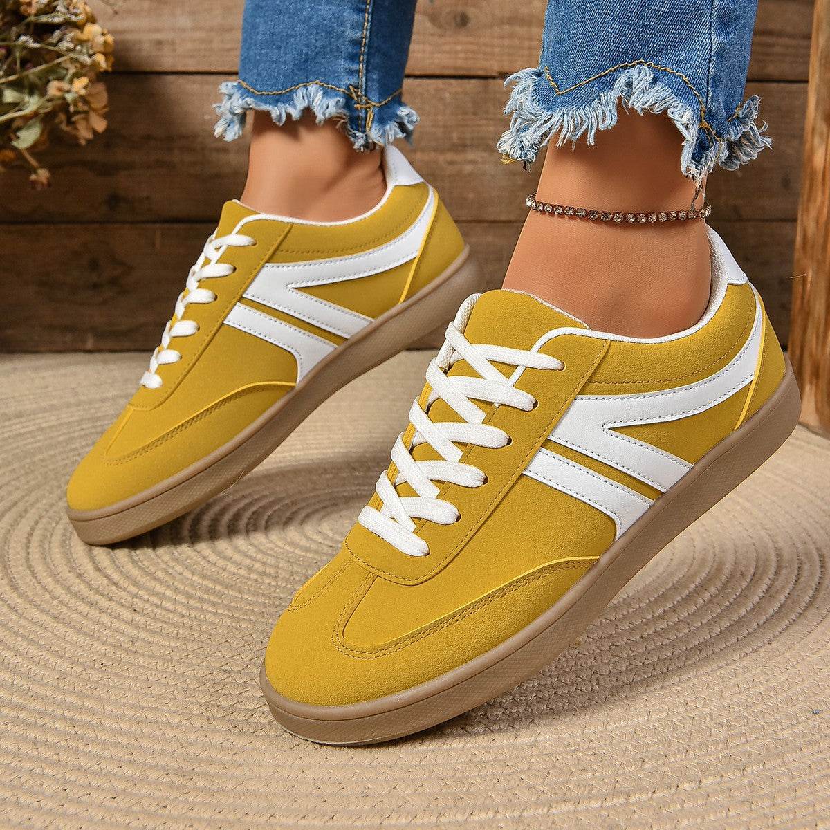 Lace Up Round Toe Flat Sneakers - Hovatok