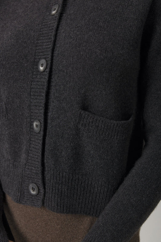 NYLA CROPPED CASHMERE CARDIGAN IN ANTHRACITE